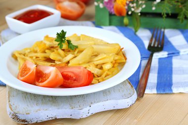 ahşap masa yakın çekim plaka üzerinde kırmızı patates kızartması