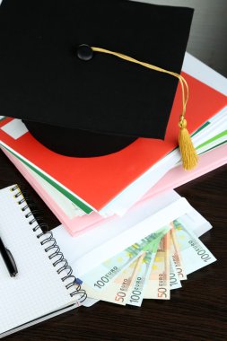 Mezuniyet veya ahşap masa yakın çekim günü eğitim için para