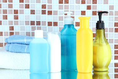 kozmetik ve mozaik karo zemin üzerine banyo aksesuarları