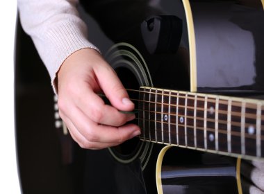 akustik gitar eller, yakın çekim
