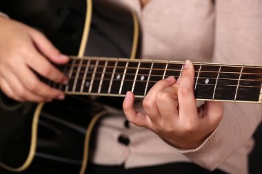 akustik gitar eller, yakın çekim