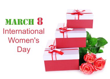 güzel hediye kutuları üzerinde beyaz izole çiçekli