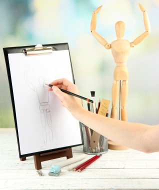 el bir kroki ile profesyonel sanat malzemeleri, ahşap tablosuna çizilir.