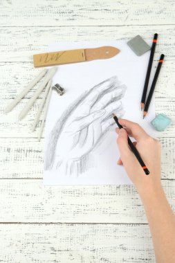 el bir kroki ile profesyonel sanat malzemeleri, ahşap tablosuna çizilir.