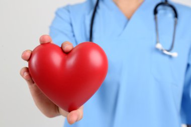 erkek Doktor, yakın çekim, beyaz zemin üzerine izole