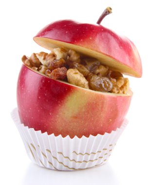 Kuru üzüm ve fındık üzerinde beyaz izole ile elma