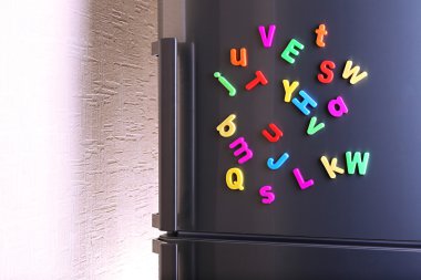 buzdolabı üzerinde renkli mıknatıslı harfler