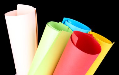 siyah arka plan üzerinde renkli sanat kağıt