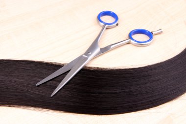 uzun saçlı pembe arka plan için makaslar