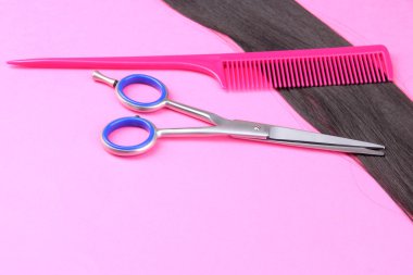 uzun saçlı pembe arka plan için makaslar