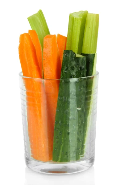 白で隔離されるガラスの野菜と新鮮な緑色のセロリ — ストック写真
