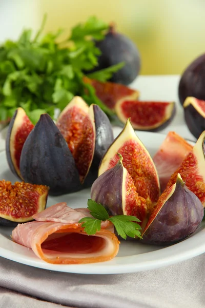 Figues savoureuses avec jambon sur la table — Photo