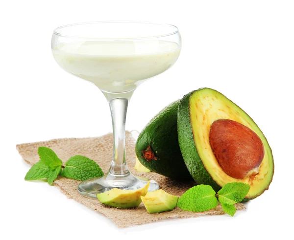 Frischer Avocado-Smoothie isoliert auf weiß — Stockfoto