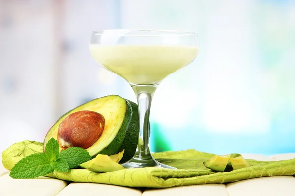 Čerstvý avokádový koktejl na světlé pozadí — Stock fotografie