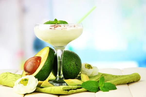 Färsk avokado smoothie på ljus bakgrund — Stockfoto