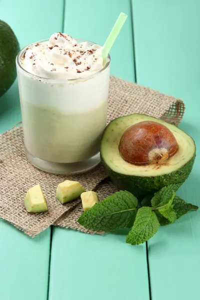 Verse avocado smoothie op houten achtergrond — Stockfoto