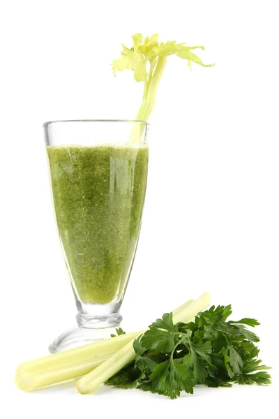 Verre de jus de légumes verts et céleri isolé sur blanc — Photo