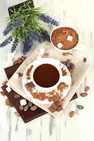 Kakaopulver in Tasse auf Serviette auf Holztisch — Stockfoto