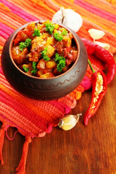 Chili Corn Carne - comida mexicana tradicional, em panela, em guardanapo, em fundo de madeira — Fotografia de Stock