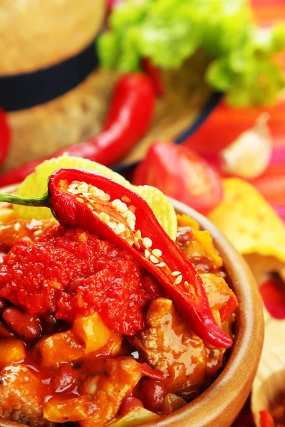 Chili Corn Carne - cibo messicano tradizionale, in ciotola di legno, su tovagliolo, su sfondo di legno — Foto Stock