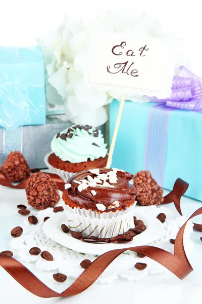 Leckere Cupcake mit Geschenken aus nächster Nähe — Stockfoto