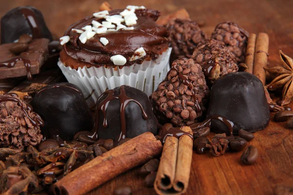 Bolo saboroso com doces diferentes de perto — Fotografia de Stock