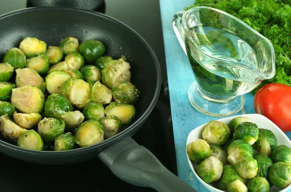 Frische Rosenkohl-Sprossen in Pfanne auf Kochfläche aus nächster Nähe — Stockfoto