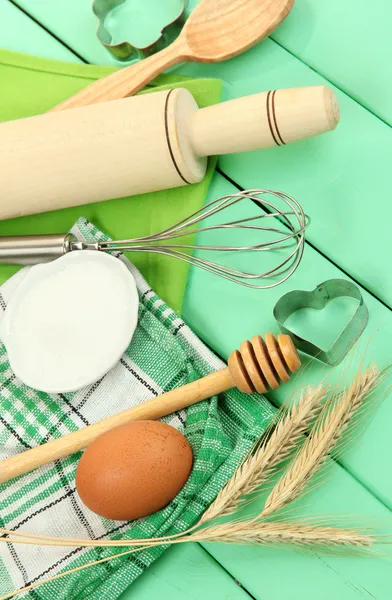 Kochkonzept. Backzutaten und Küchengeräte auf Holztisch — Stockfoto