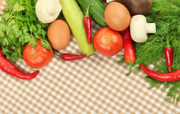 Концепция приготовления пищи. Овощи на фоне скатерти — стоковое фото