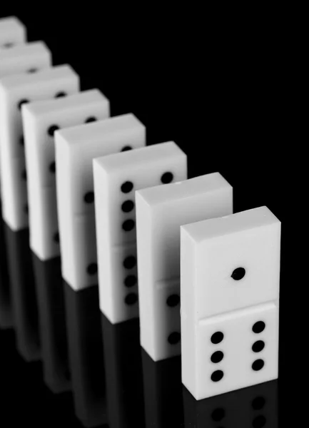 Dominot eristetty mustalla — kuvapankkivalokuva