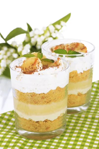 Вкусный десерт с бананом и карамелью на белом фоне — стоковое фото