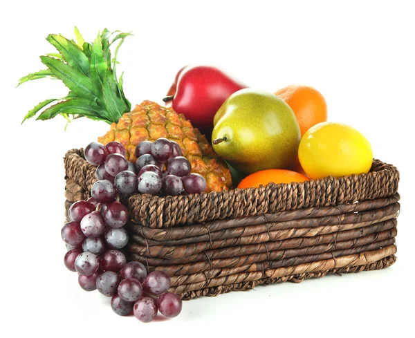 Frutos maduros em cesta isolados em branco — Fotografia de Stock