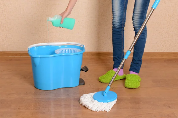 Sprzątanie z mopem — Zdjęcie stockowe