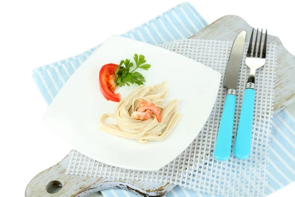 Pasta met garnalen op witte plaat, geïsoleerd op wit — Stockfoto