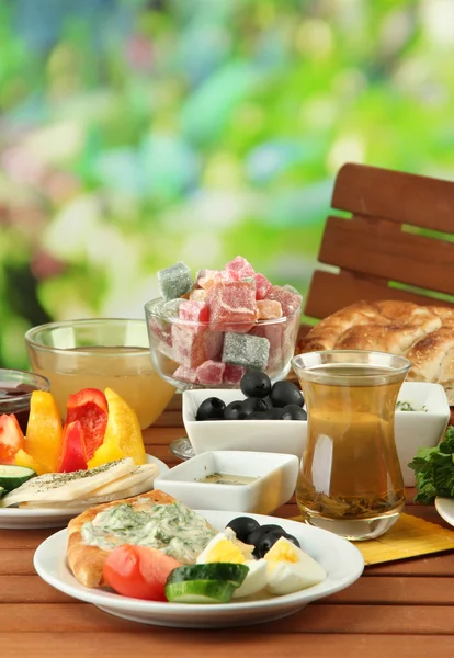 Traditionelles türkisches Frühstück auf Tisch vor hellem Hintergrund — Stockfoto