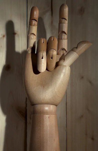 Ξύλινο χέρι σε ξύλινα φόντο — Φωτογραφία Αρχείου