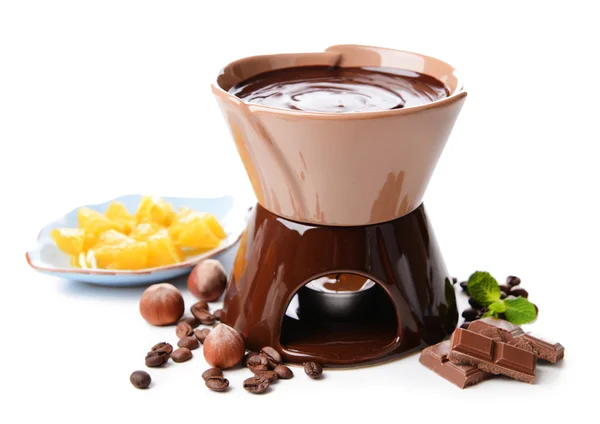 巧克力火锅用棉花糖糖果和水果，孤立的白色衬底上 — 图库照片