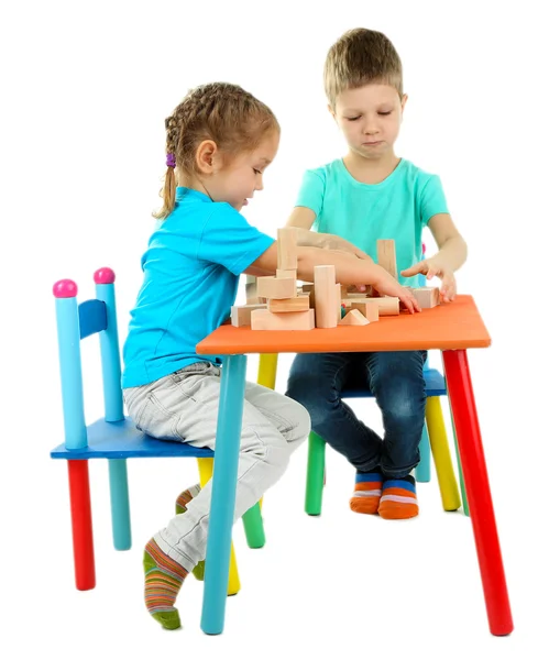 Маленькие дети играют со строительными блоками изолированы на белом — стоковое фото