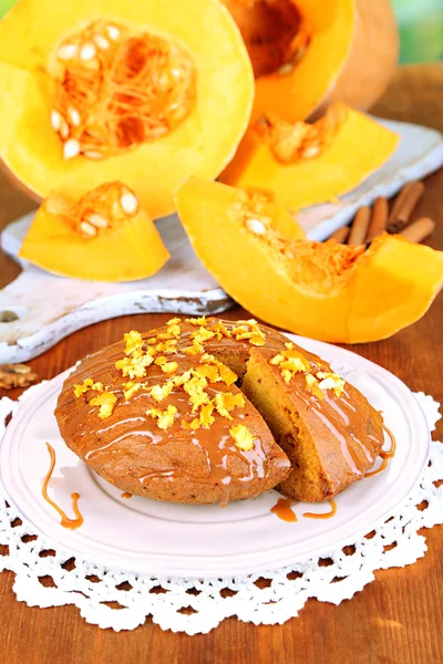 Deliziosa torta di zucca sul piatto sul tavolo di legno primo piano — Foto Stock