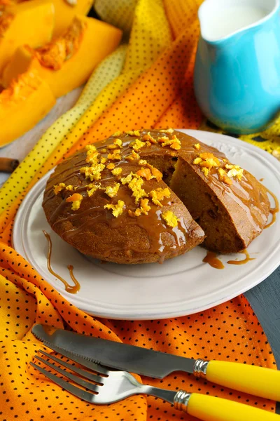 Delicioso pastel de calabaza en el plato en la mesa de madera de cerca — Foto de Stock