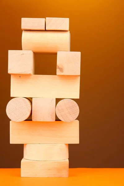 Holzspielzeugklötze auf dem Tisch auf gelbem Hintergrund — Stockfoto