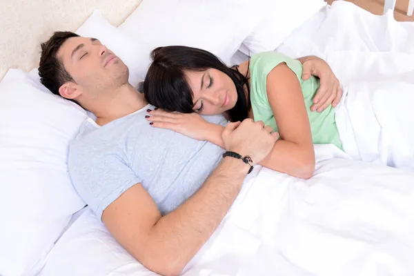 Couple amoureux dormir au lit — Photo