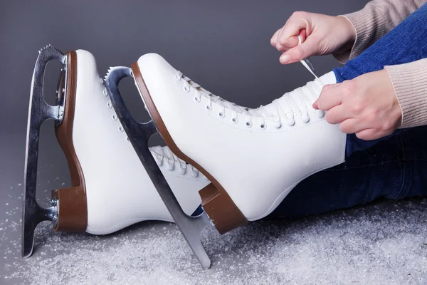 Gri arka plan üzerinde paten giymiş skater — Stok fotoğraf