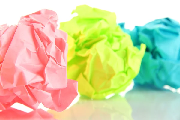 Boules de papier froissées colorées isolées sur blanc — Photo