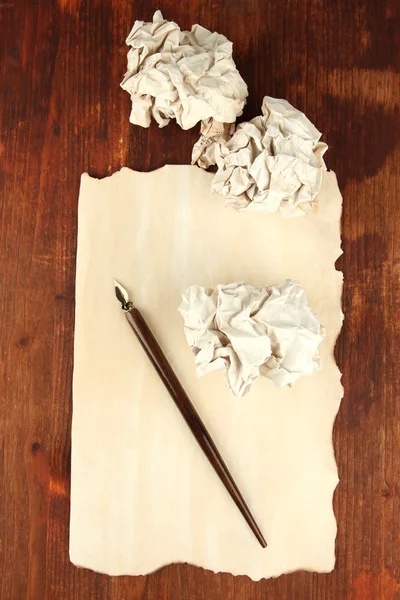 Bolas de papel enrugadas com caneta de tinta em fundo de madeira — Fotografia de Stock