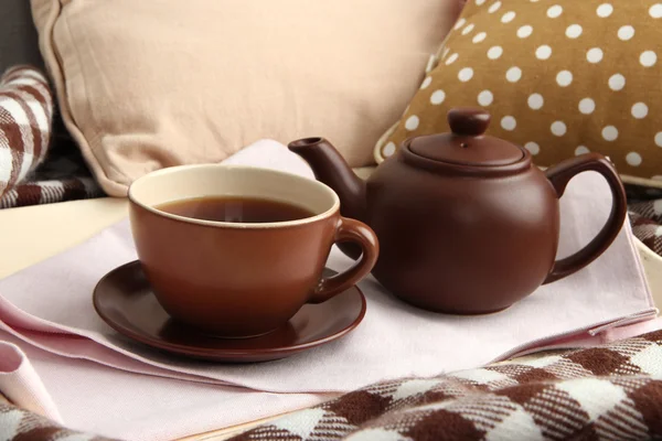 Tasse und Teekanne auf Tablett im Bett aus nächster Nähe — Stockfoto