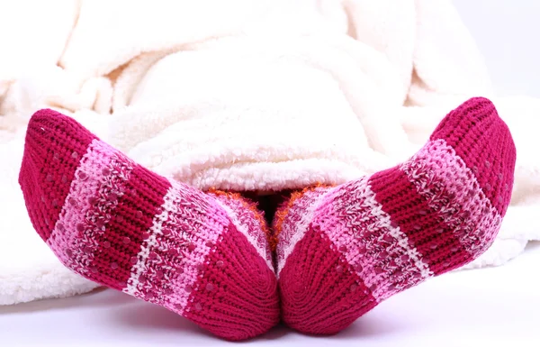 Patas femeninas en calcetines de colores, aisladas en blanco —  Fotos de Stock