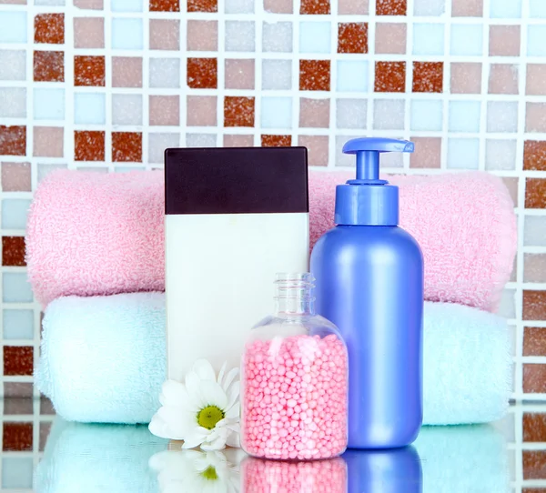 Cosméticos y accesorios de baño sobre fondo de azulejos de mosaico —  Fotos de Stock