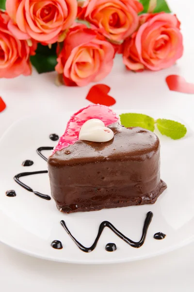 Sweet cake with chocolate on plate close-up — Stock Photo, Image