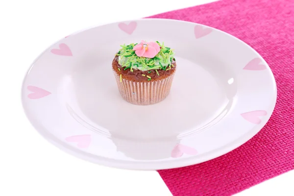 Sabroso cupcake con crema de mantequilla, en el plato, en la servilleta de color. aislado en blanco — Foto de Stock